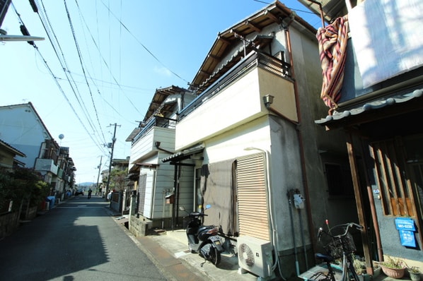 ｶﾗｰｽﾞﾋﾞﾝﾃｰｼﾞ２号館　尻江戸建の物件外観写真